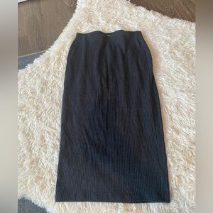 Old navy women’s ribbed midi skirt gray size xs but fits a medium. Stretchy